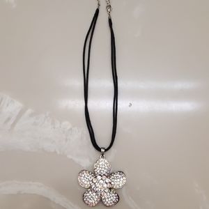 Flower rhinestones necklace